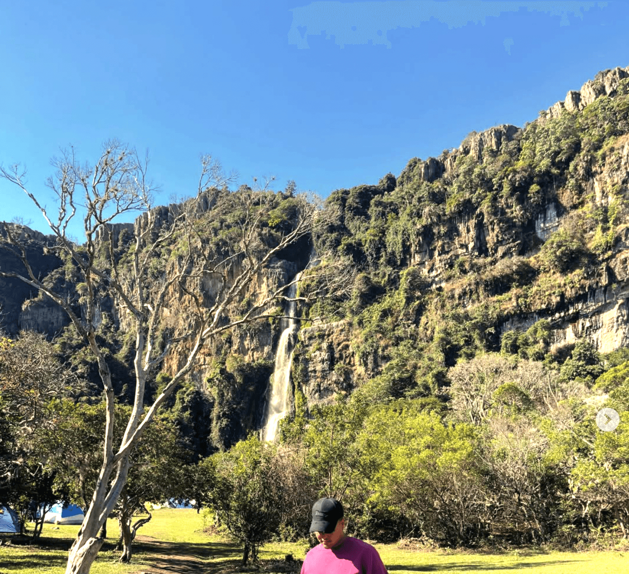 🌿 Parque Dinira & La Cascada del Vino Donde la naturaleza escribe su historia más salvaje